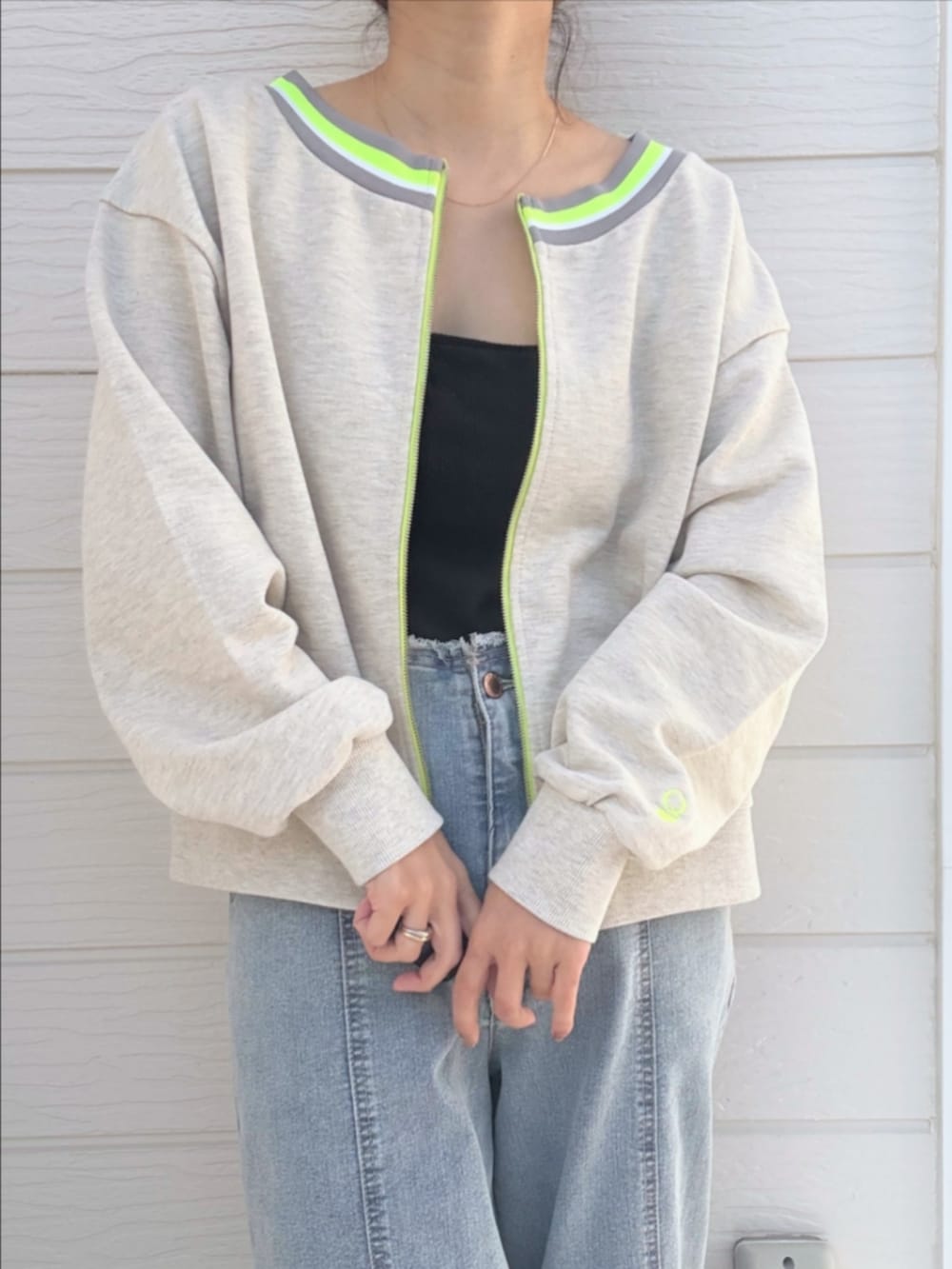 ブルー系のデニムパンツ、シルバー系のトートバッグ、グレー系のカーディガン/ボレロを着用したレディースの冬コーディネートの5枚目の写真