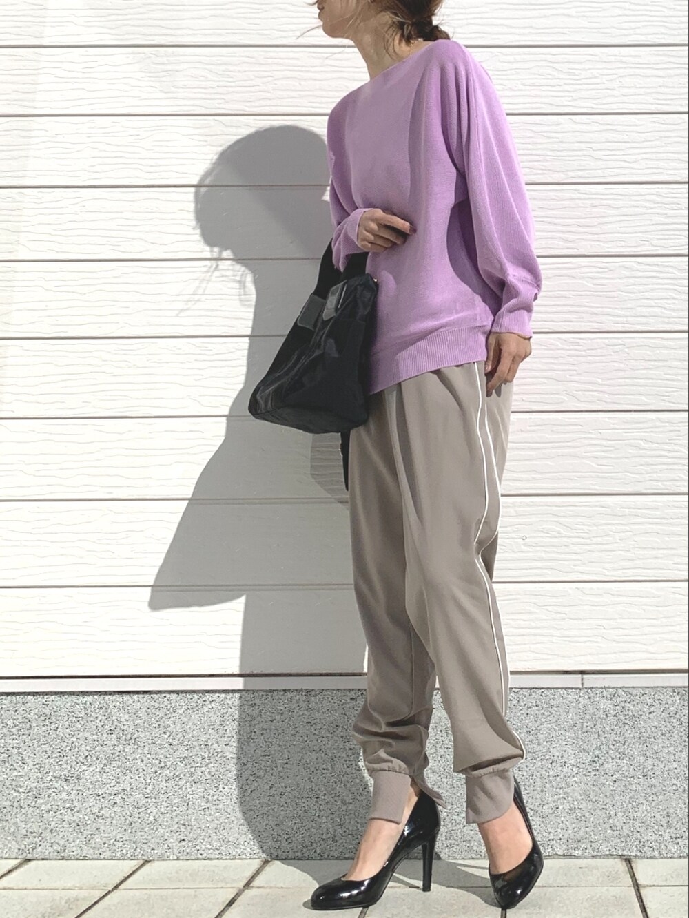 ブラック系のトートバッグ、ベージュ系のその他パンツ、パープル系のニット/セーターを着用したレディースの春コーディネートの2枚目の写真