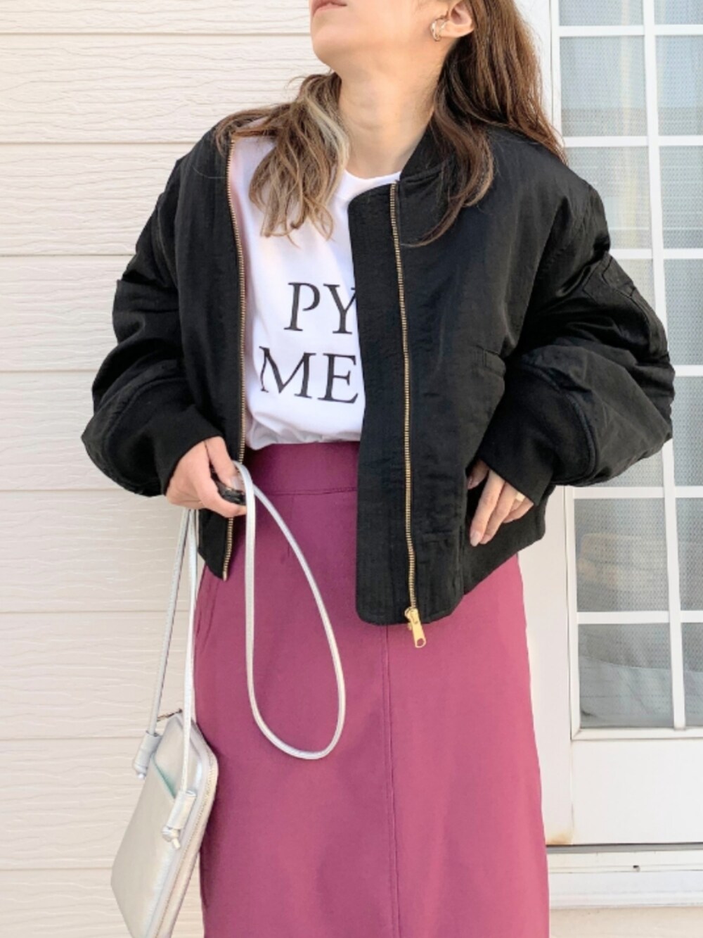 グレー系のTシャツ/カットソー、シルバー系のスニーカー、パープル系のスカートを着用したレディースの秋コーディネートの4枚目の写真