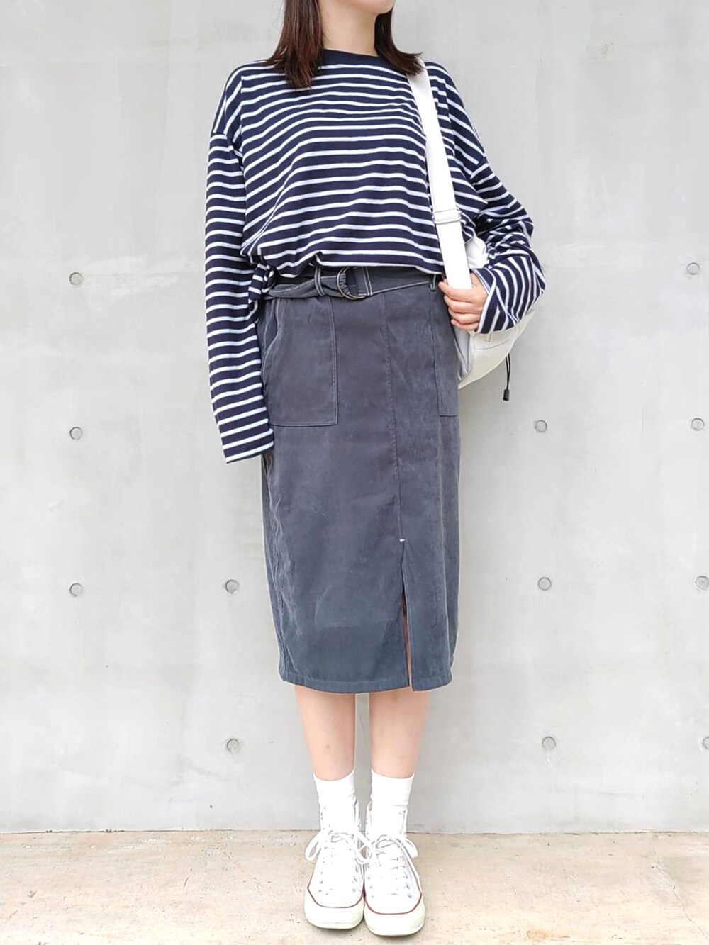 ブルー系のTシャツ/カットソー、ホワイト系のバックパック/リュック、ホワイト系のスニーカーを着用したレディースの秋コーディネートの3枚目の写真