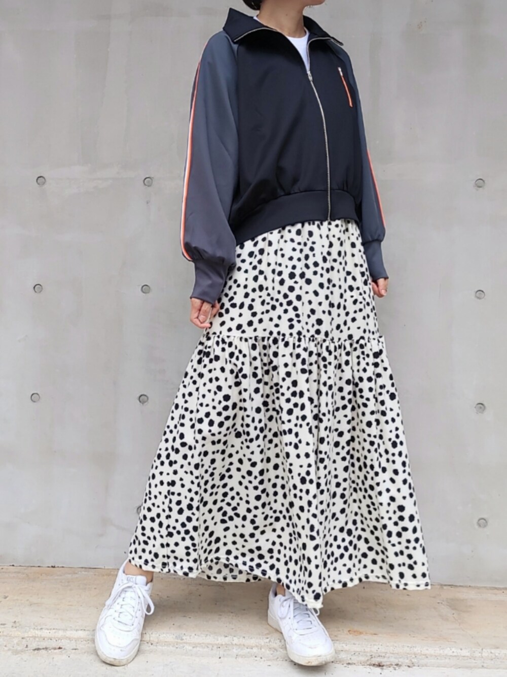 ホワイト系のスカート、ブラック系のジャージ、ホワイト系のTシャツ/カットソーを着用したレディースの秋コーディネートの3枚目の写真