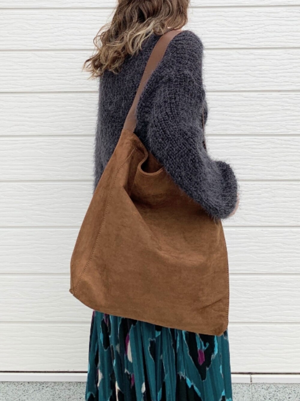 グリーン系のスカート、ブラック系のスニーカー、グレー系のニット/セーターを着用したレディースの秋コーディネートの5枚目の写真