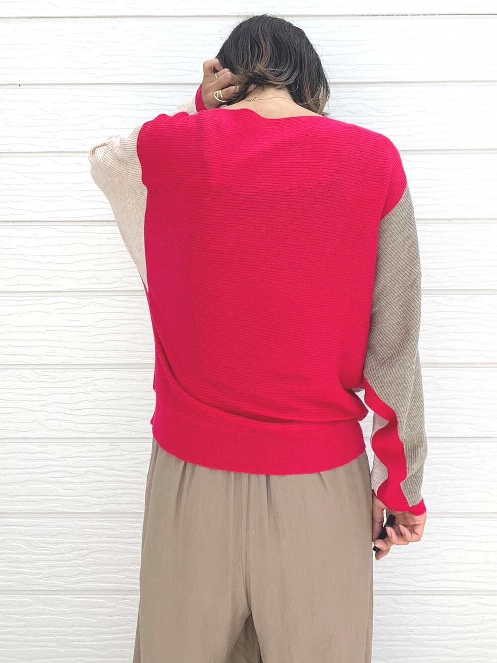 ベージュ系のその他パンツ、ブラック系のスニーカー、ブラック系のショルダーバッグを着用したレディースの夏コーディネートの3枚目の写真