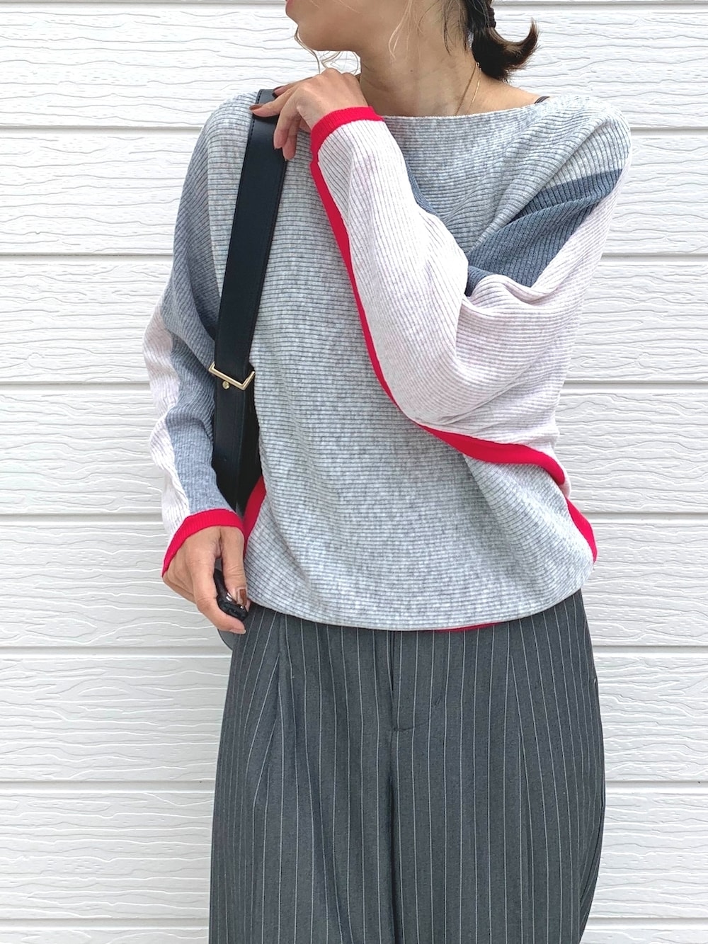 グレー系のその他パンツ、ブラック系のショルダーバッグ、ブラック系のスニーカーを着用したレディースの秋コーディネートの2枚目の写真