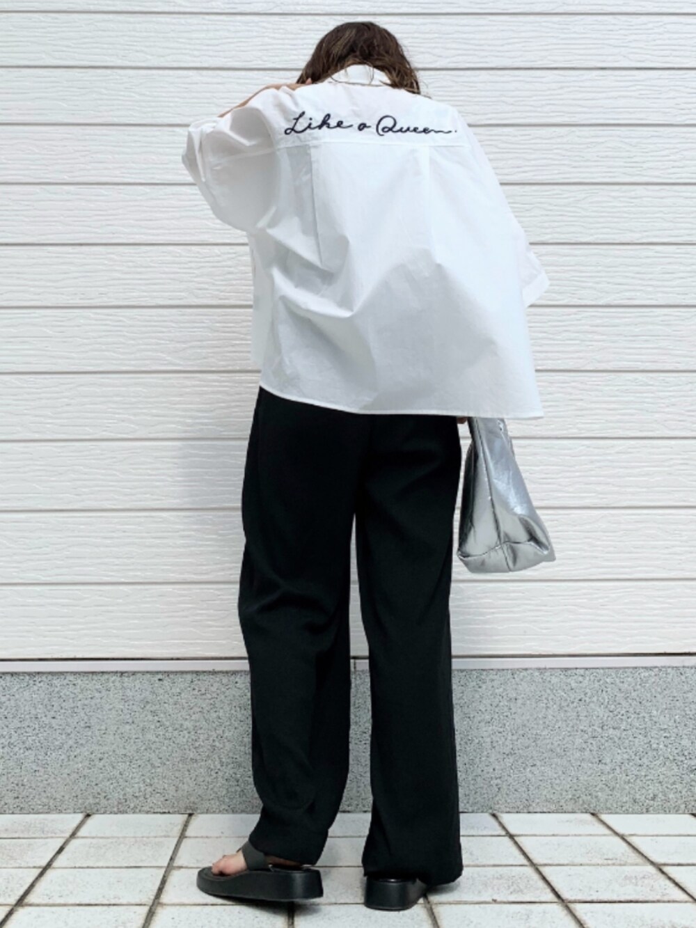 ブラック系のその他パンツ、ホワイト系のタンクトップ、ホワイト系のシャツ/ブラウスを着用したレディースの夏コーディネートの3枚目の写真