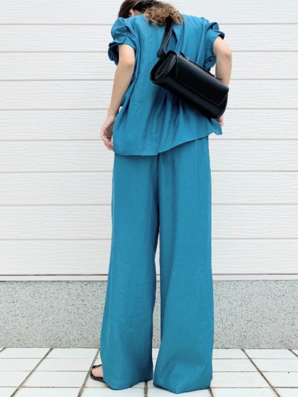 ブラック系のボディバッグ/ウエストポーチ、ブルー系のシャツ/ブラウス、ブルー系のその他パンツを着用したレディースの夏コーディネートの3枚目の写真