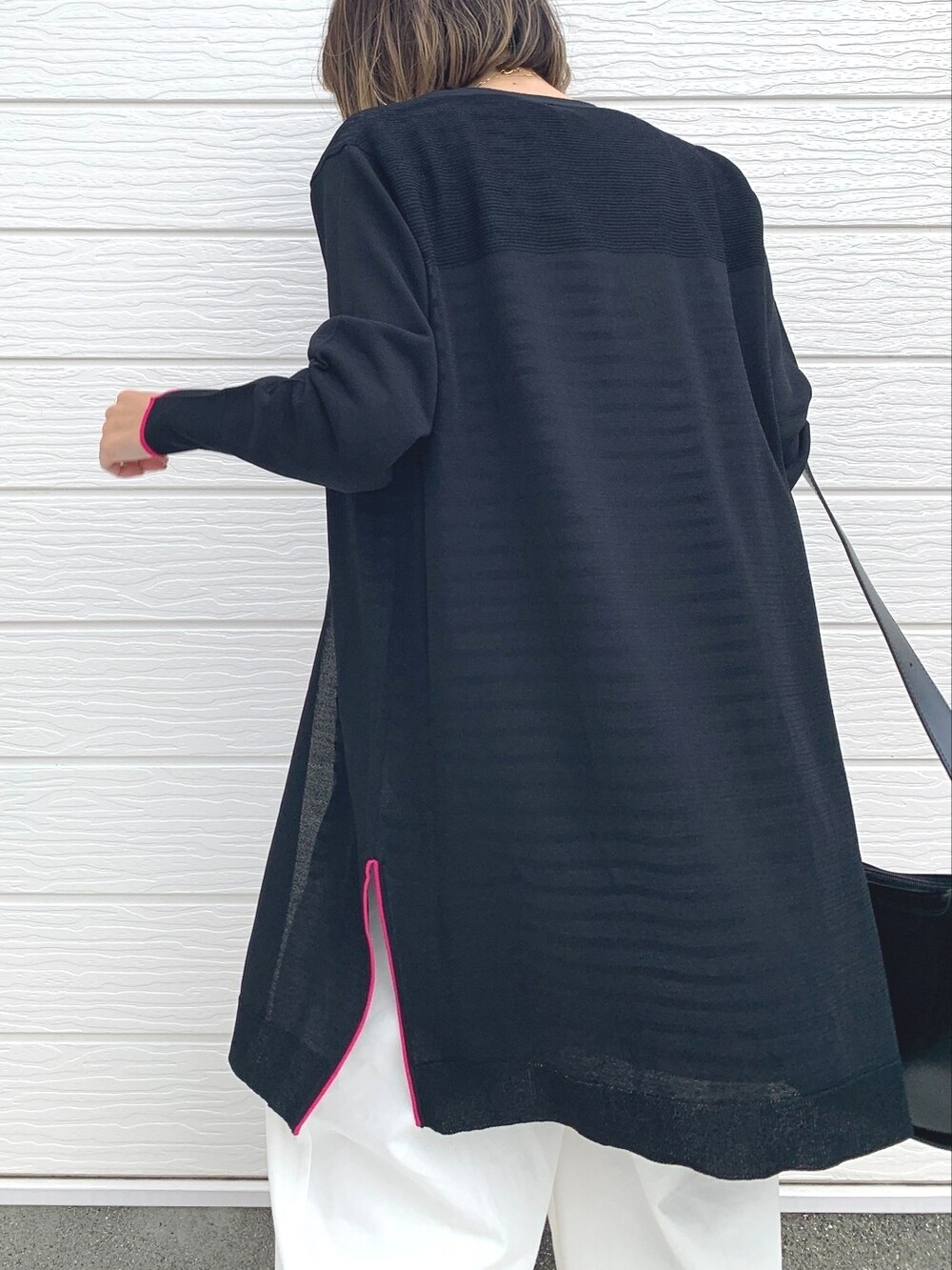ホワイト系のその他パンツ、ホワイト系のTシャツ/カットソー、ブラック系のショルダーバッグを着用したレディースの春コーディネートの3枚目の写真