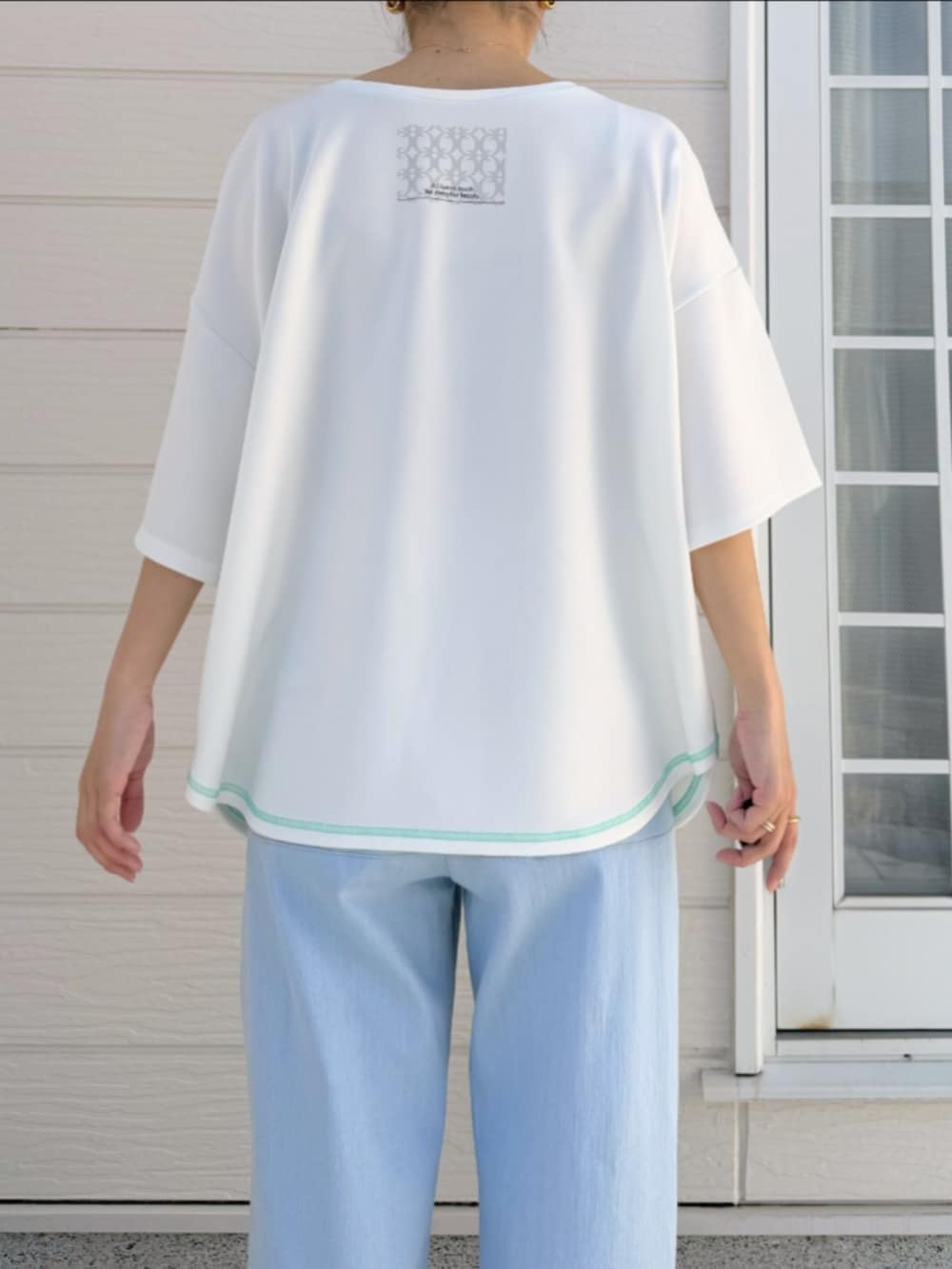 ブルー系のデニムパンツ、ホワイト系のTシャツ/カットソーを着用したレディースの春コーディネートの4枚目の写真