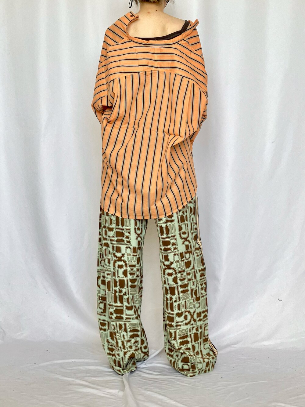 ブラウン系のその他パンツ、オレンジ系のシャツ/ブラウス、グレー系のキャミソールを着用したレディースの夏コーディネートの3枚目の写真