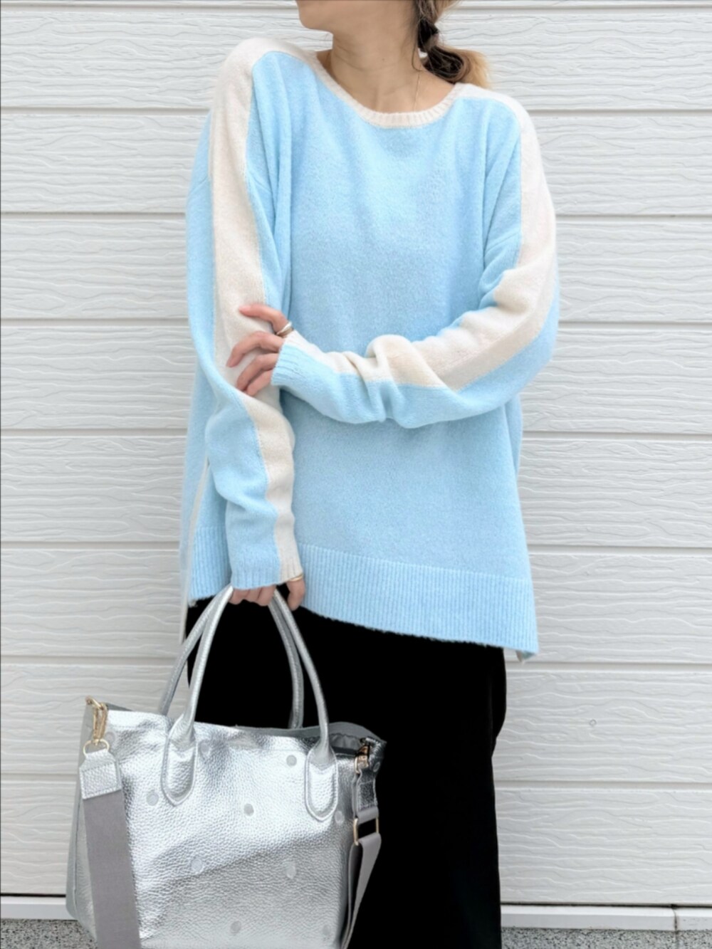 ブラック系のサンダル、ブラック系のスカート、シルバー系のトートバッグを着用したレディースの冬コーディネートの3枚目の写真