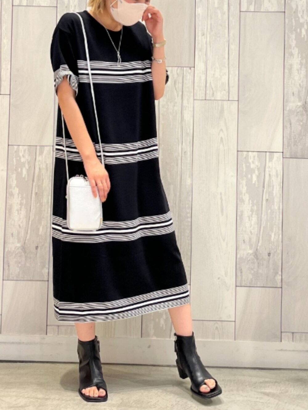 ブラック系のサンダル、グリーン系のシャツ/ブラウス、シルバー系のネックレスを着用したレディースの春コーディネートの2枚目の写真