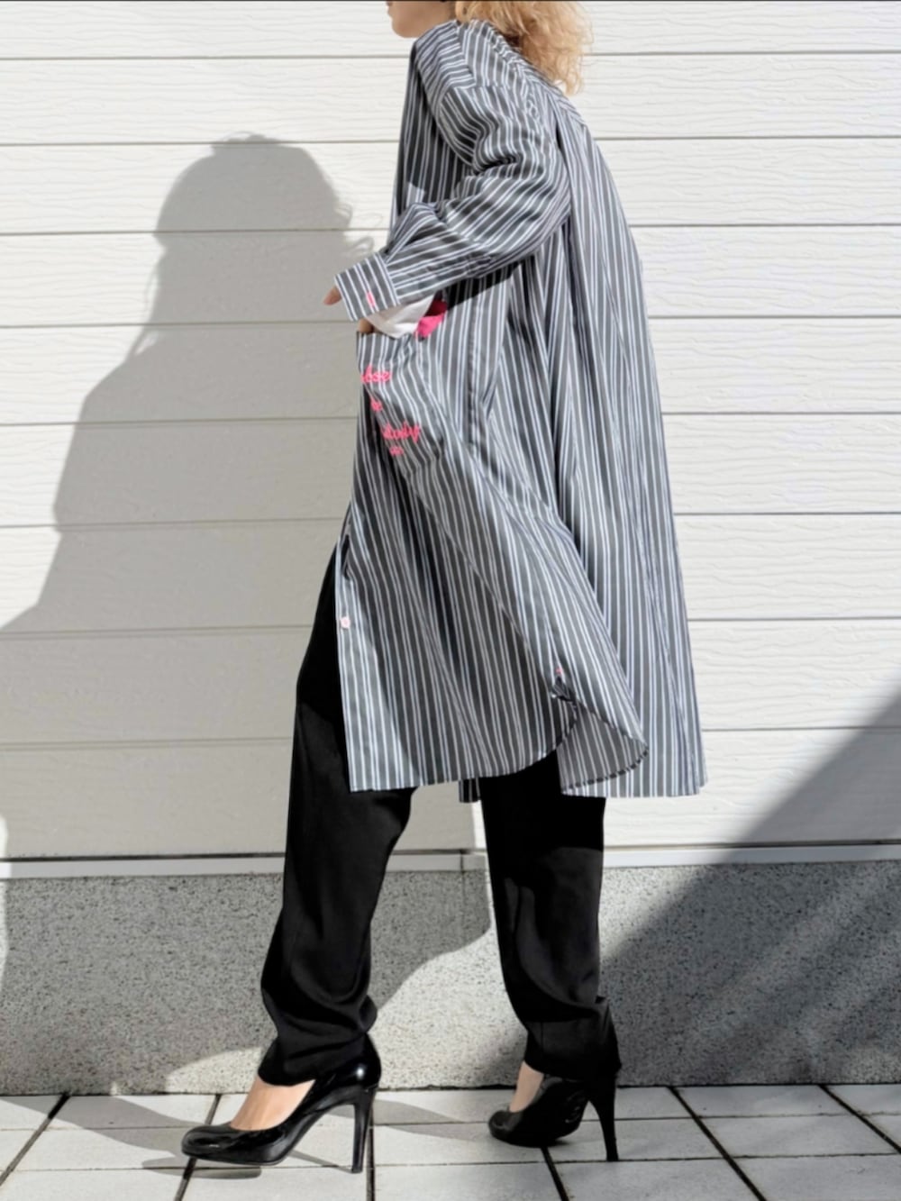 ブラック系のその他パンツ、ブラック系のシャツワンピース、ホワイト系のTシャツ/カットソーを着用したレディースの秋コーディネートの3枚目の写真