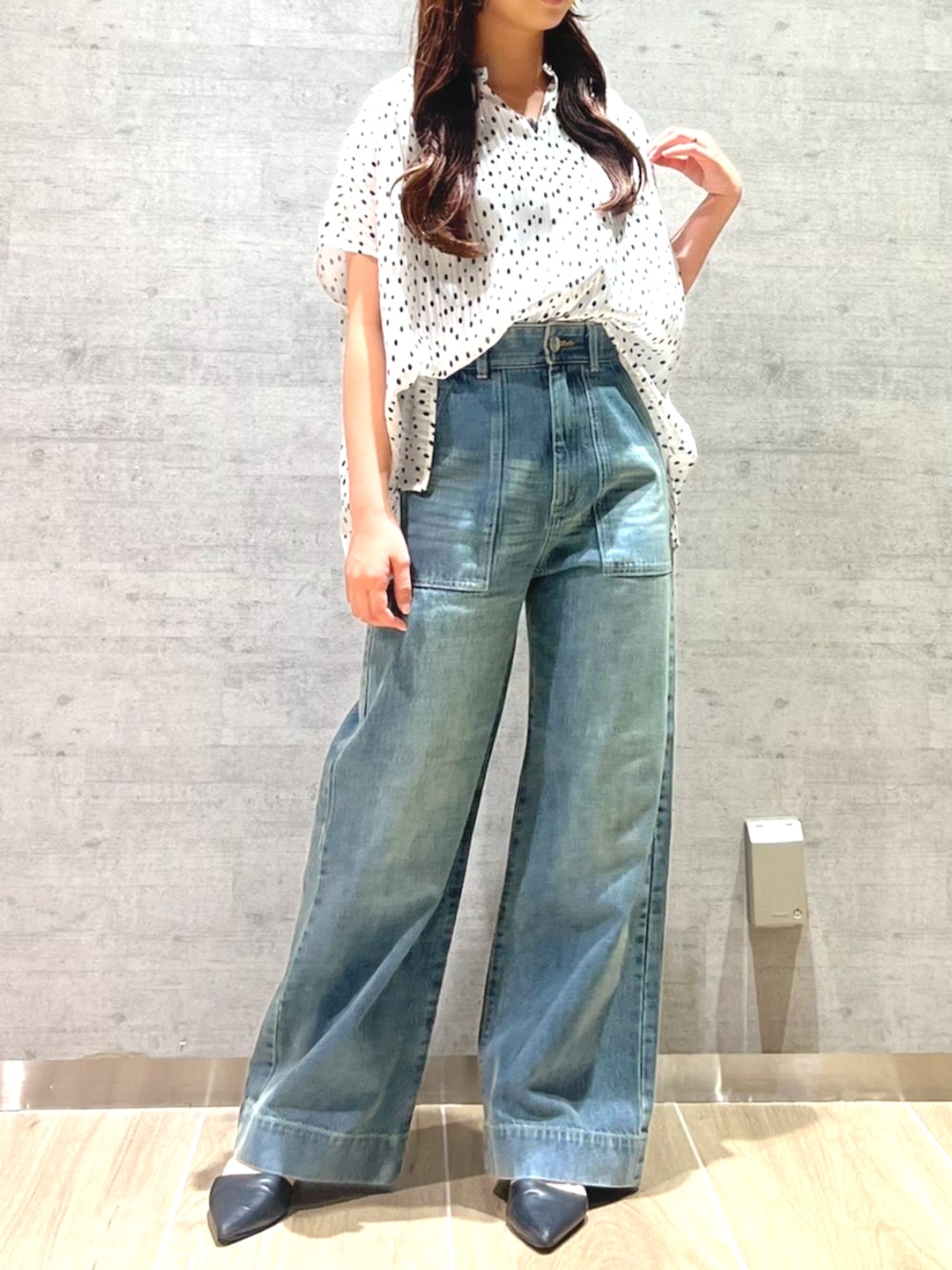 ブルー系のデニムパンツ、ホワイト系のシャツ/ブラウスを着用したレディースの夏コーディネートの4枚目の写真