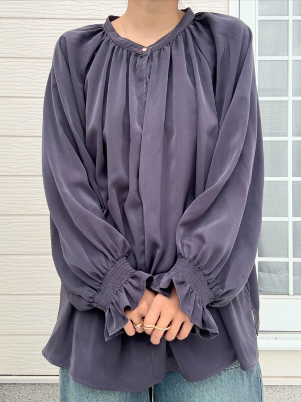 ブルー系のデニムパンツ、グレー系のトートバッグ、グレー系のシャツ/ブラウスを着用したレディースの秋コーディネートの4枚目の写真