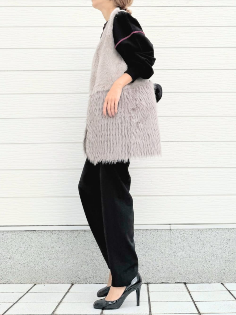 ブラック系のスウェット、ブラック系のその他パンツ、グレー系のベストを着用したレディースの秋コーディネートの2枚目の写真