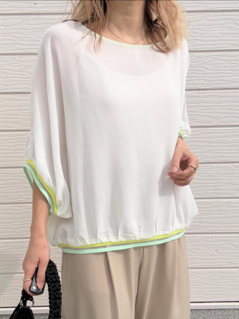 ブラック系のトートバッグ、ベージュ系のその他パンツ、ホワイト系のシャツ/ブラウスを着用したレディースの冬コーディネートの4枚目の写真