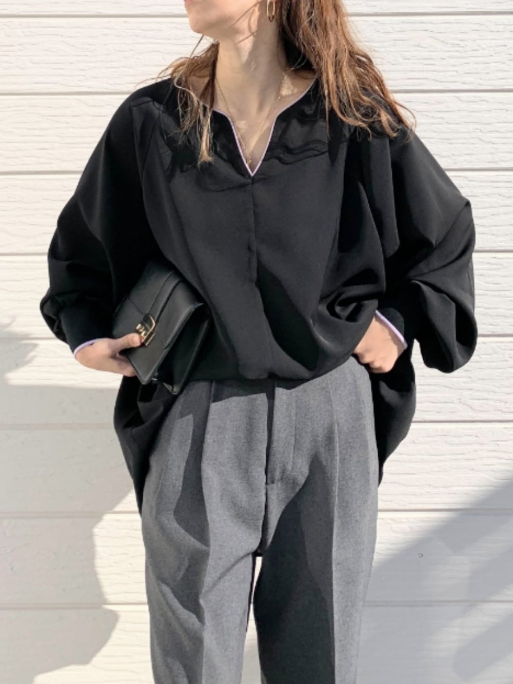 シルバー系のスニーカー、グレー系のその他パンツ、ブラック系のシャツ/ブラウスを着用したレディースの冬コーディネートの3枚目の写真