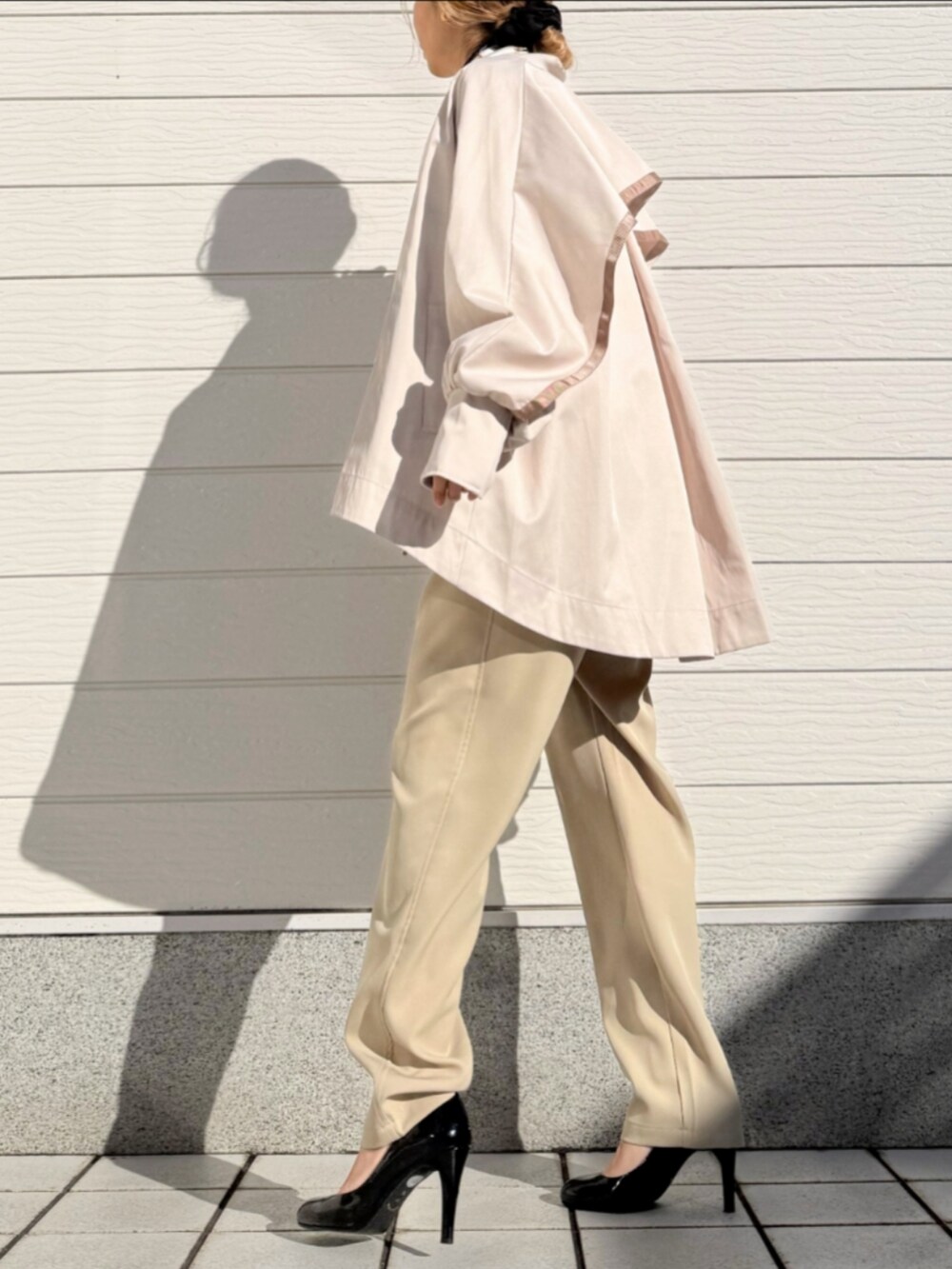 ベージュ系のその他パンツ、ベージュ系のシャツ/ブラウス、ベージュ系のブルゾンを着用したレディースの冬コーディネートの2枚目の写真