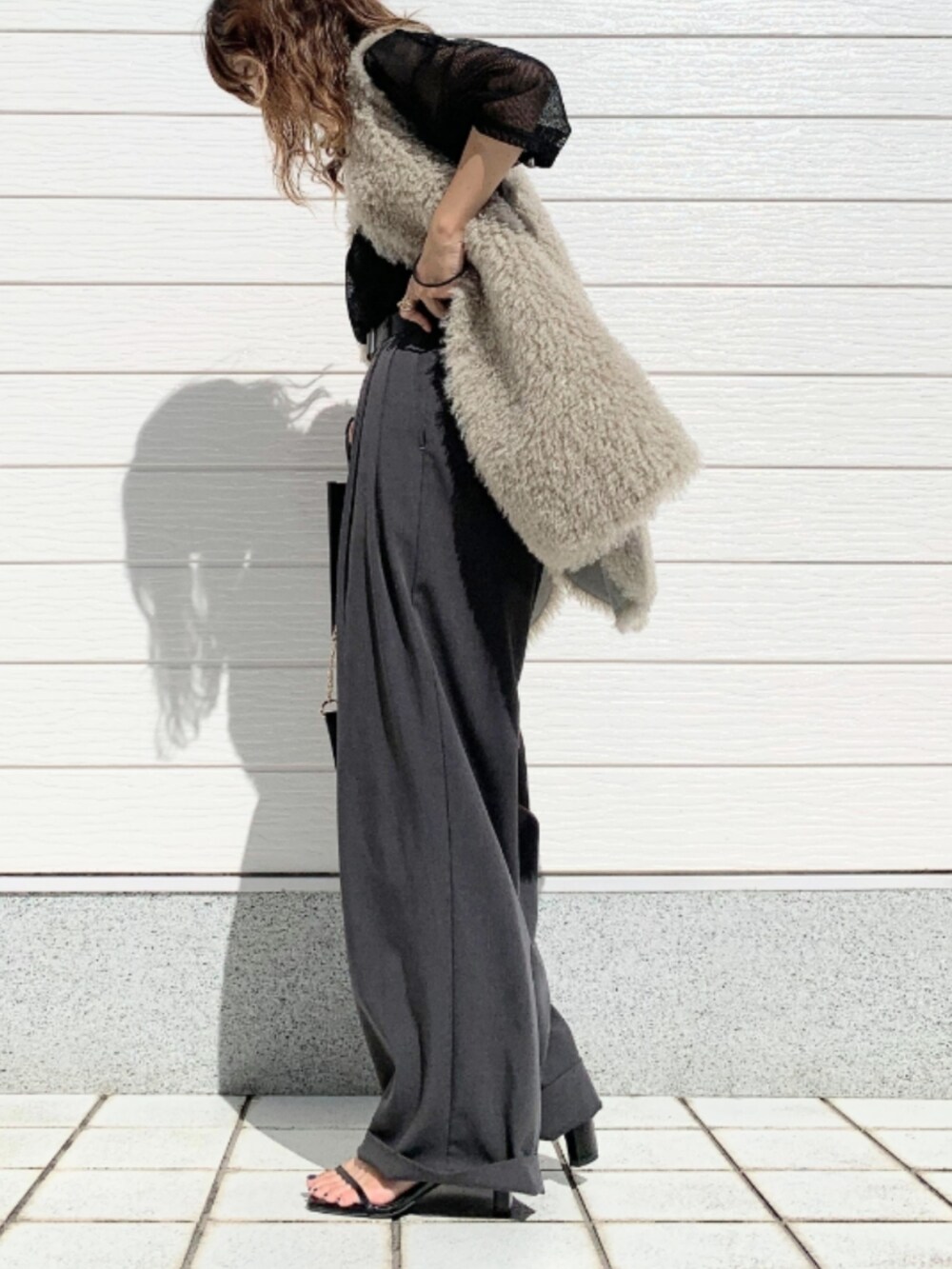 グレー系のその他パンツ、ブラック系のTシャツ/カットソー、ブラウン系のショルダーバッグを着用したレディースの夏コーディネートの2枚目の写真