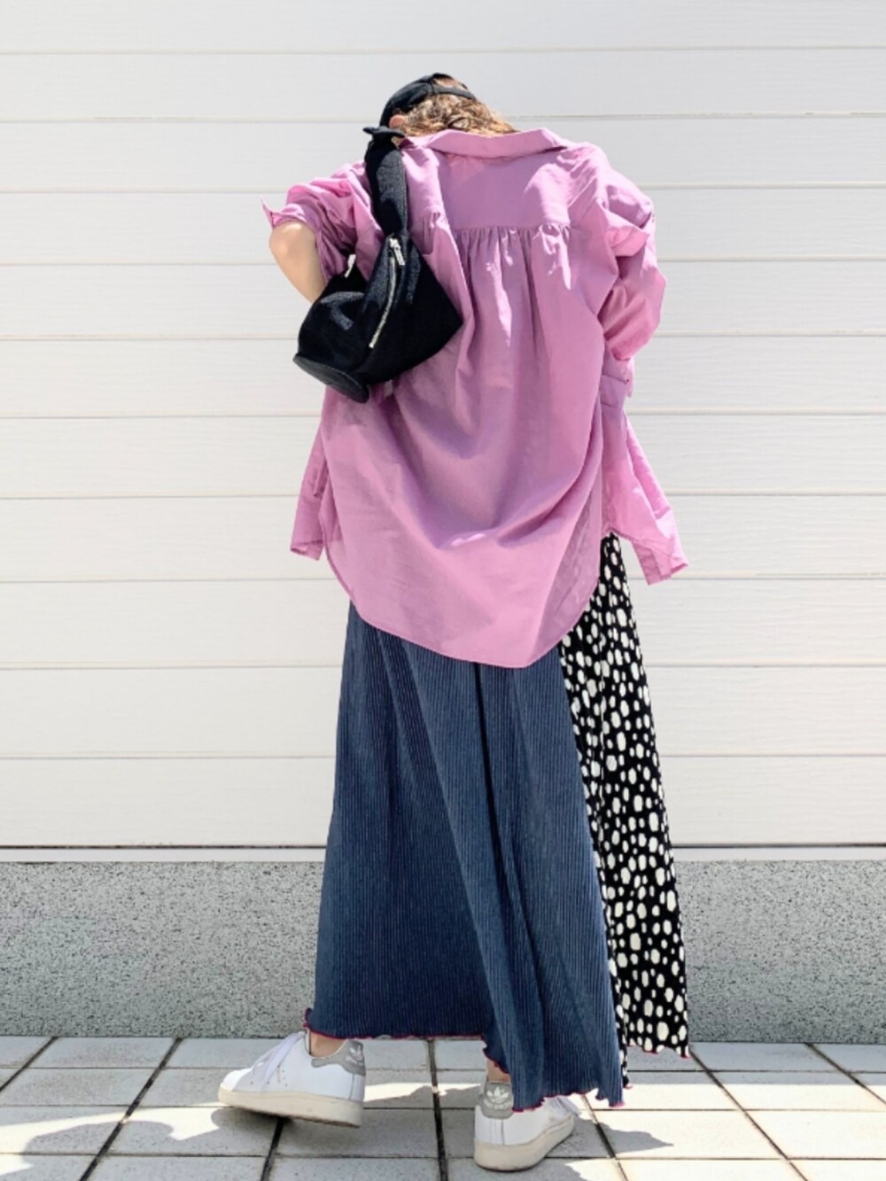 パープル系のシャツ/ブラウス、ブラック系のショルダーバッグ、ブラック系のキャミソールを着用したレディースの春コーディネートの3枚目の写真