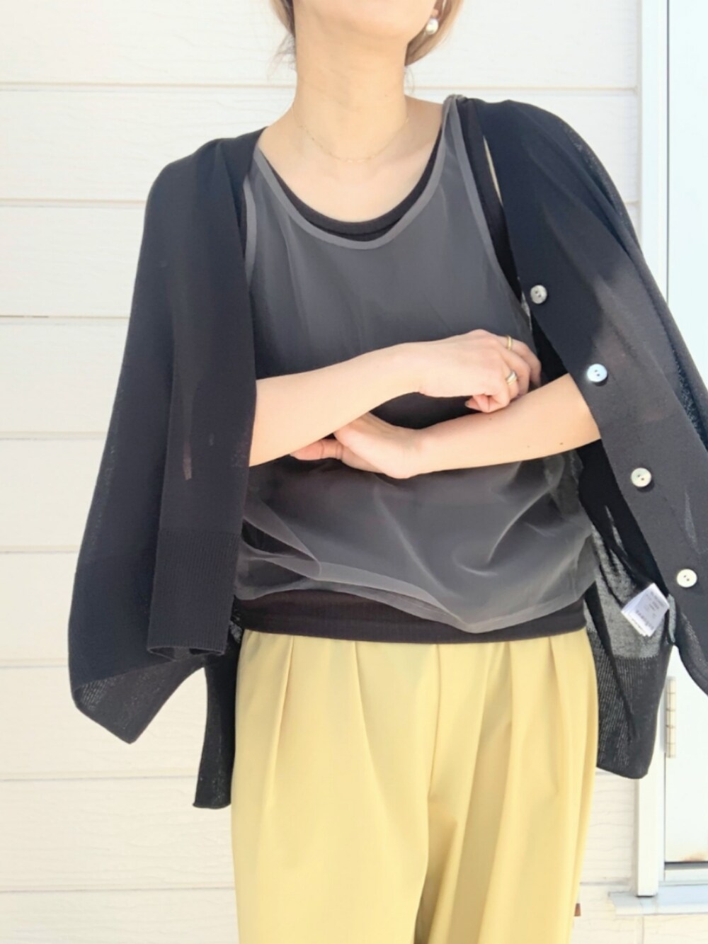 イエロー系のその他パンツ、ブラック系のタンクトップ、ブラック系のカーディガン/ボレロを着用したレディースの春コーディネートの3枚目の写真