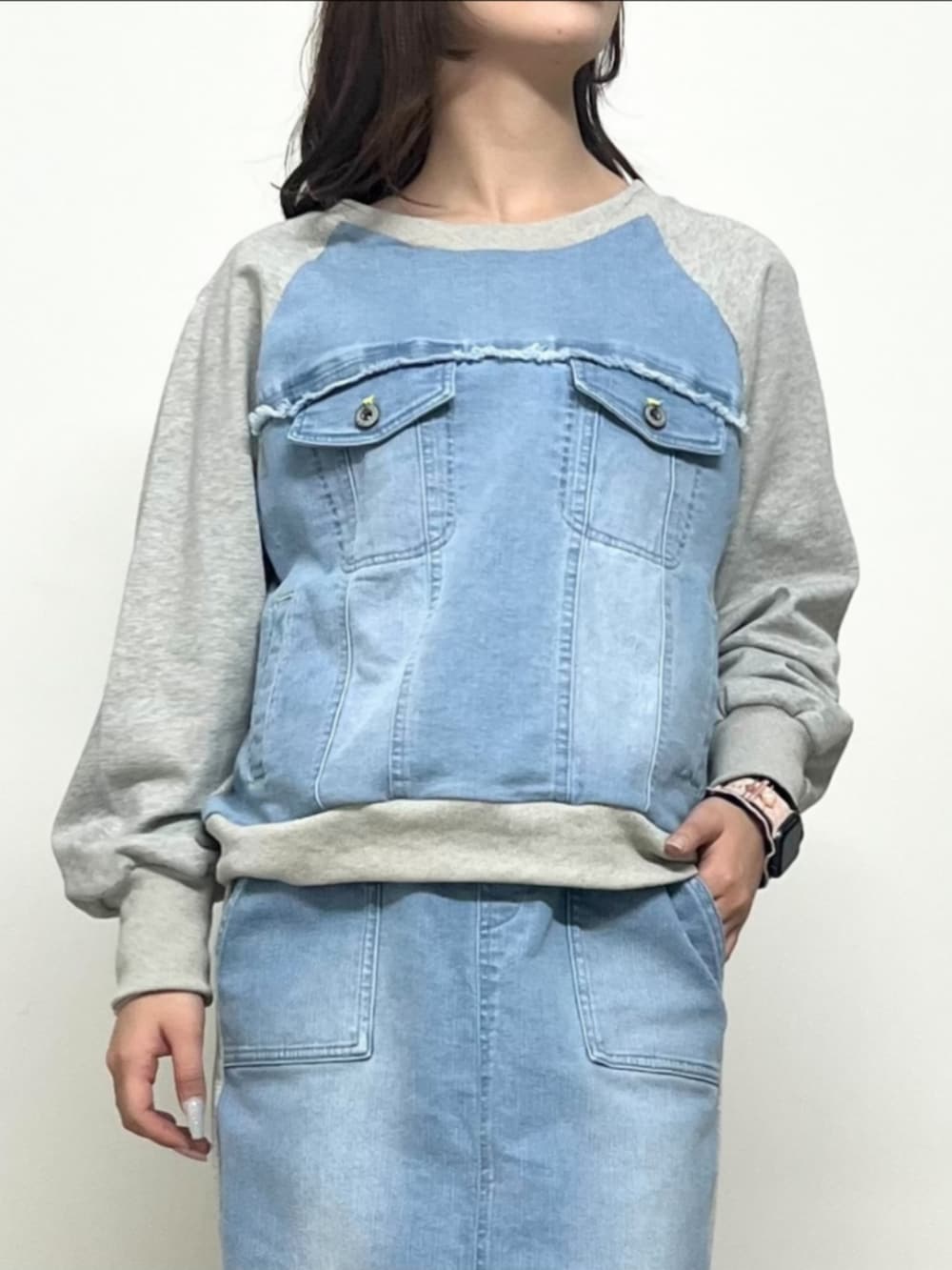 シルバー系のスニーカー、ブルー系のスカート、ブルー系のスウェットを着用したレディースの冬コーディネートの5枚目の写真