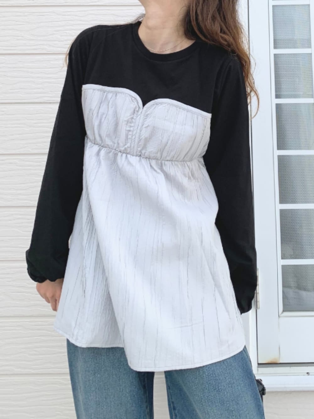 ブルー系のデニムパンツ、ホワイト系のスニーカー、ブラック系のTシャツ/カットソーを着用したレディースの夏コーディネートの4枚目の写真