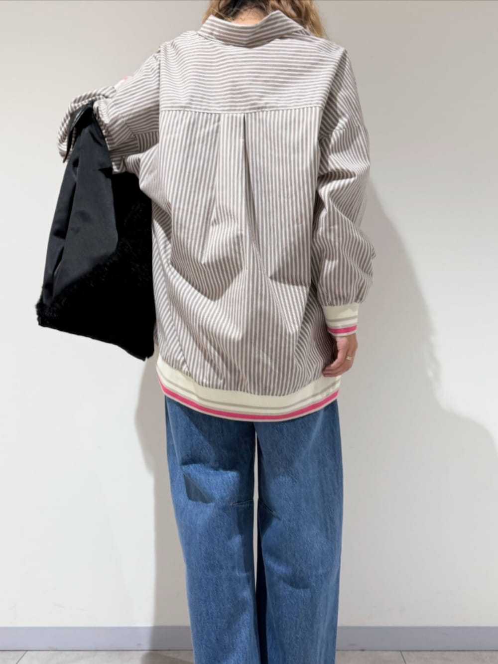 ブラック系のサンダル、ブルー系のデニムパンツ、ベージュ系のシャツ/ブラウスを着用したレディースの秋コーディネートの5枚目の写真