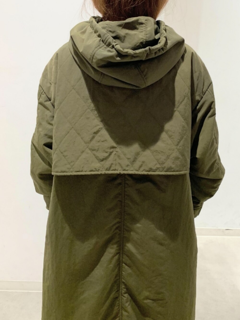 グレー系のデニムパンツ、グリーン系のブルゾンを着用したレディースの秋コーディネートの5枚目の写真