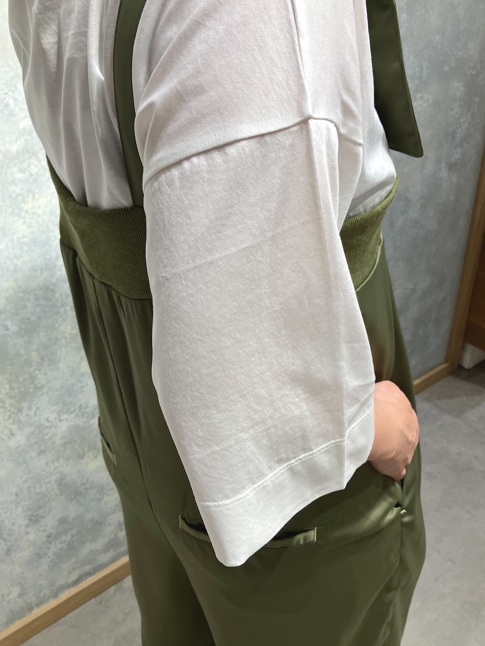 グリーン系のサロペット/オーバーオール、ホワイト系のTシャツ/カットソーを着用したレディースの夏コーディネートの4枚目の写真