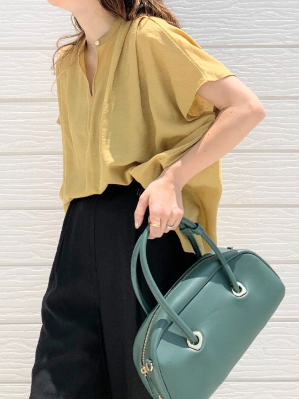 ブラック系のその他パンツ、ブラウン系のサンダル、イエロー系のシャツ/ブラウスを着用したレディースの夏コーディネートの5枚目の写真