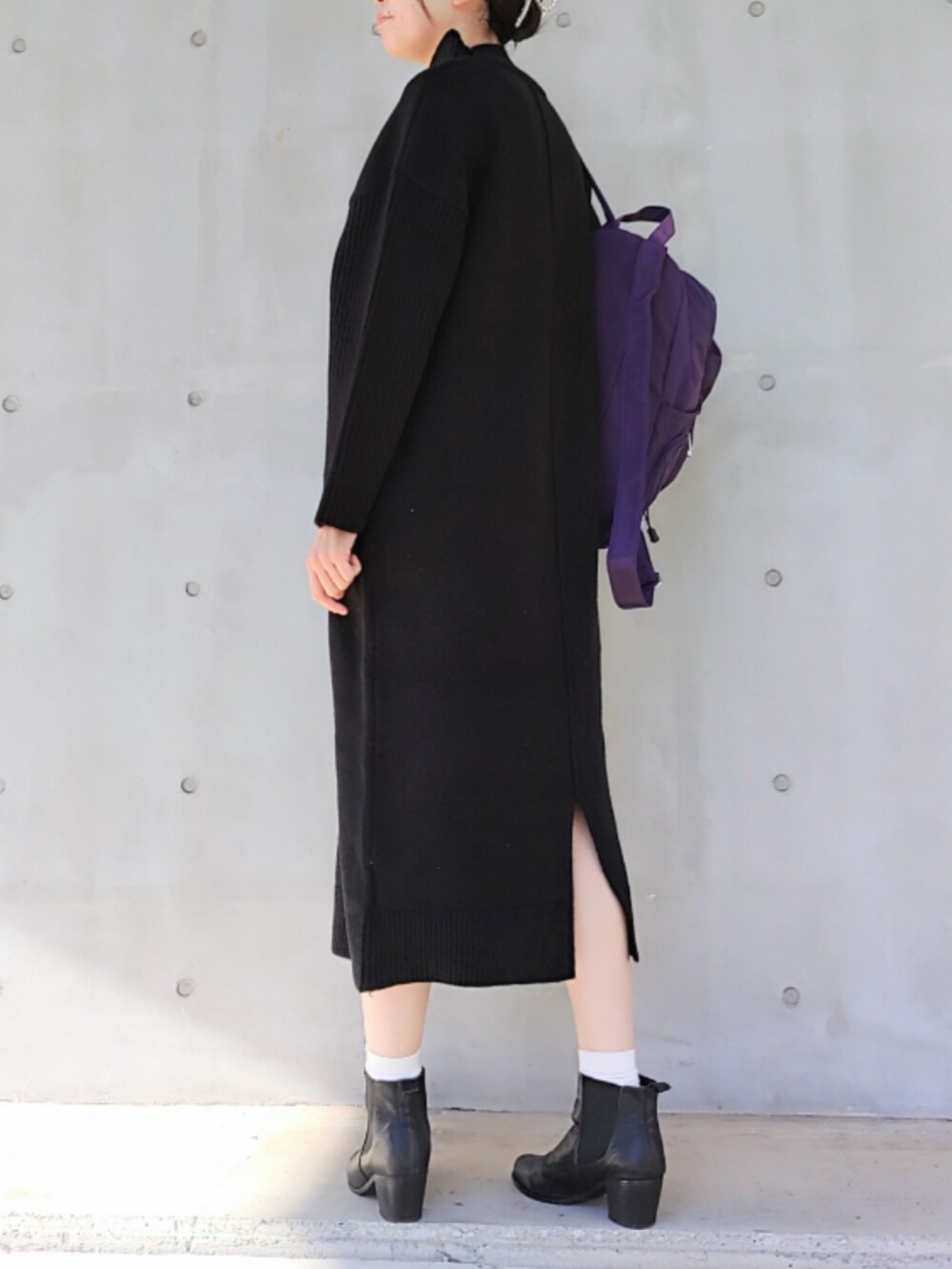 パープル系のバックパック/リュック、ブラック系のワンピース、ブルー系のマフラーを着用したレディースの冬コーディネートの4枚目の写真