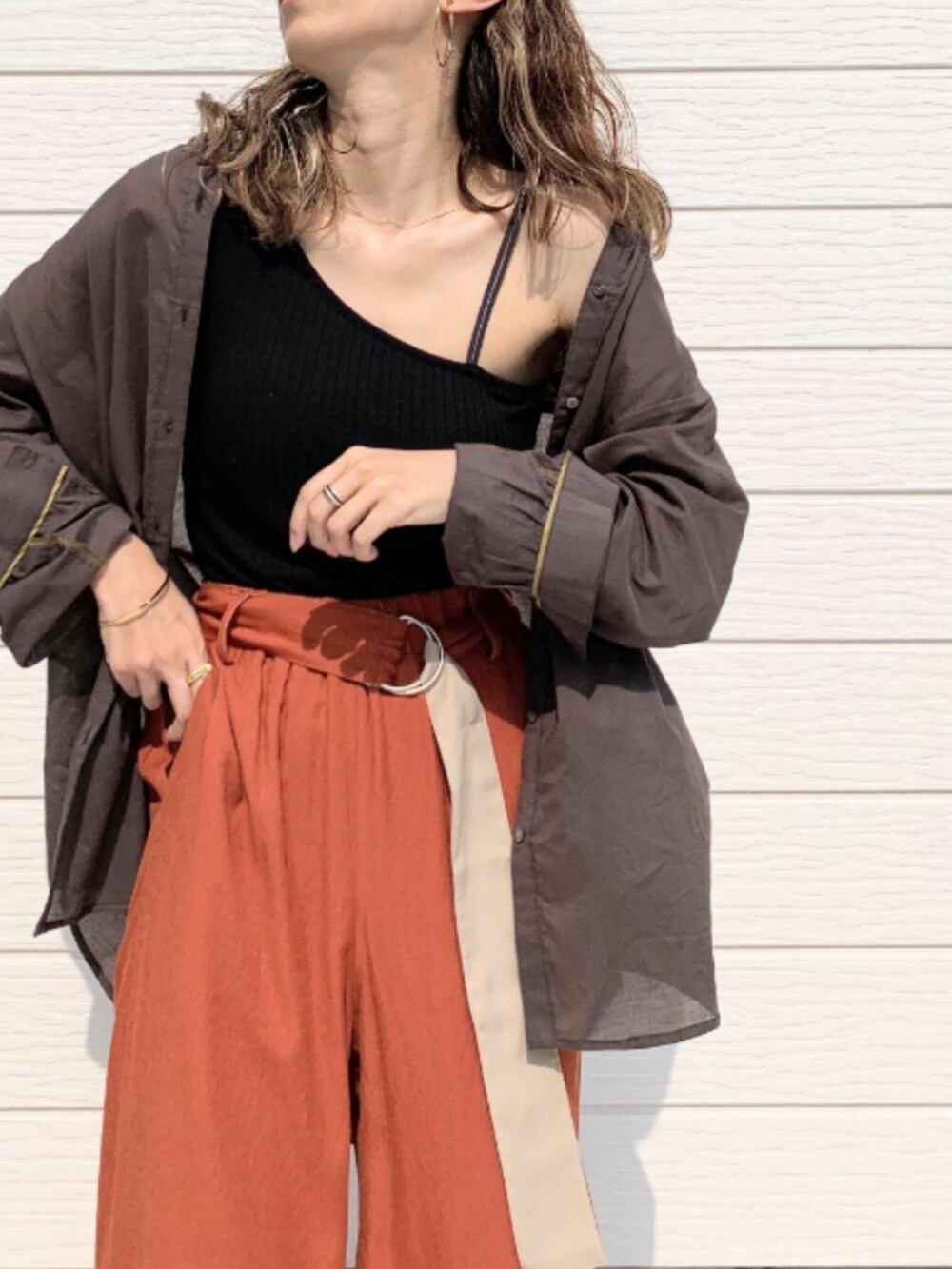 ブラウン系のその他パンツ、ブラック系のキャミソール、グレー系のシャツ/ブラウスを着用したレディースの夏コーディネートの4枚目の写真