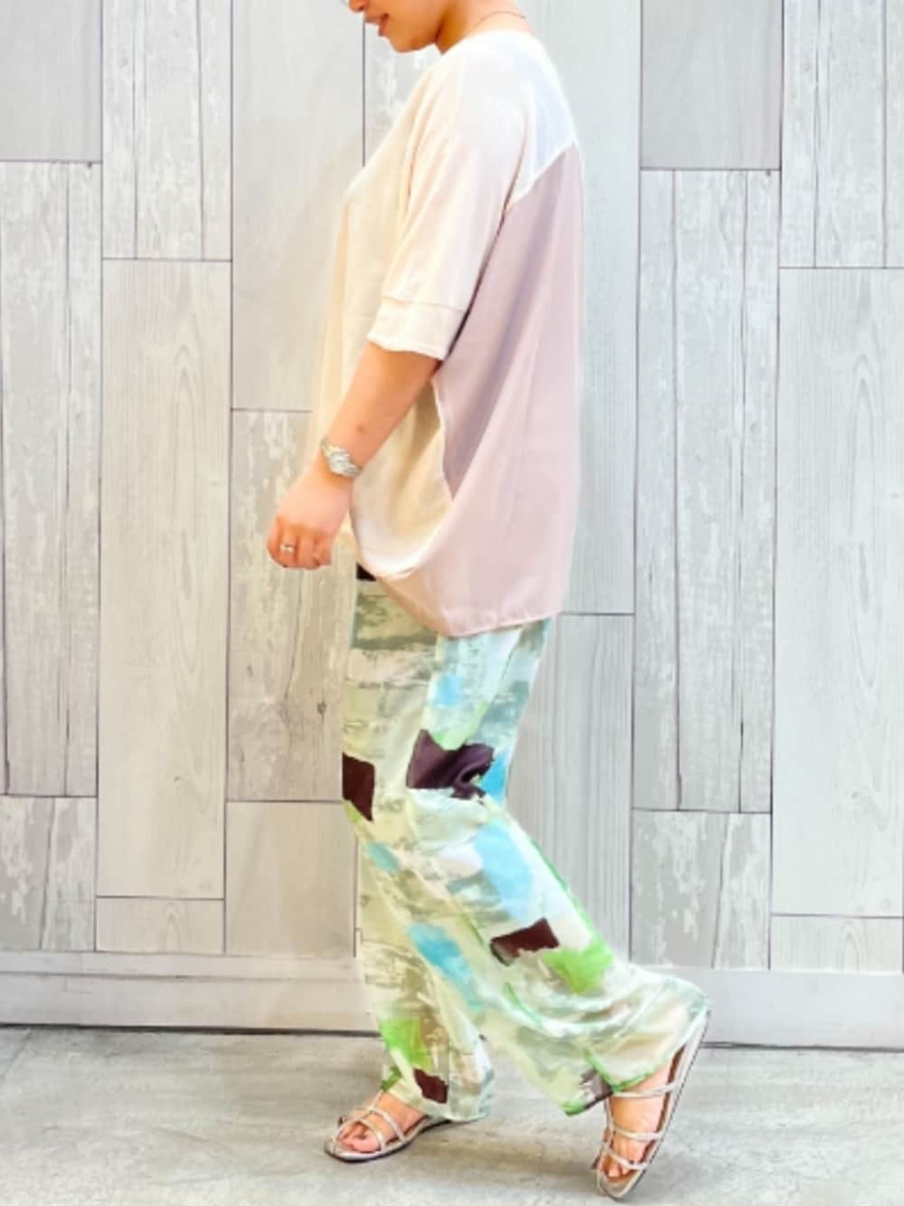 シルバー系のサンダル、ベージュ系のニット/セーター、グリーン系のその他パンツを着用したレディースの夏コーディネートの2枚目の写真