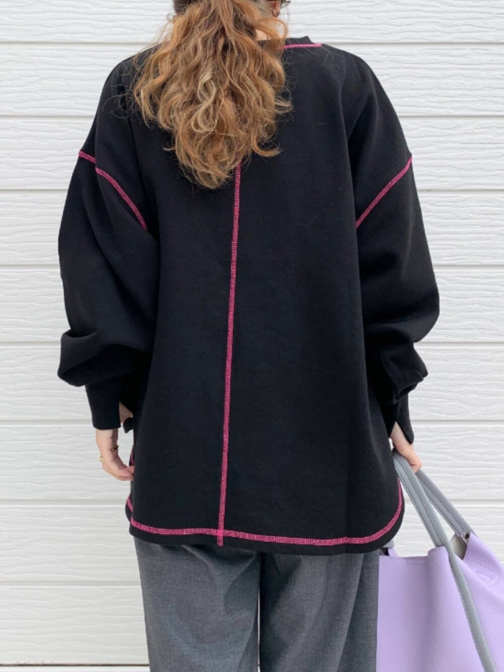 グレー系のスラックス、パープル系のトートバッグ、ブラック系のスウェットを着用したレディースの秋コーディネートの5枚目の写真