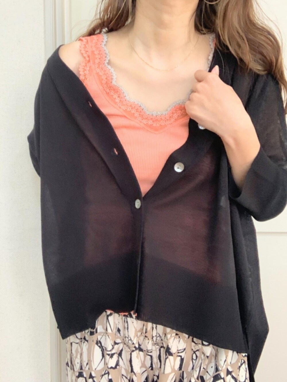 ブラウン系のその他パンツ、ブラック系のトートバッグ、イエロー系のサンダルを着用したレディースの春コーディネートの5枚目の写真