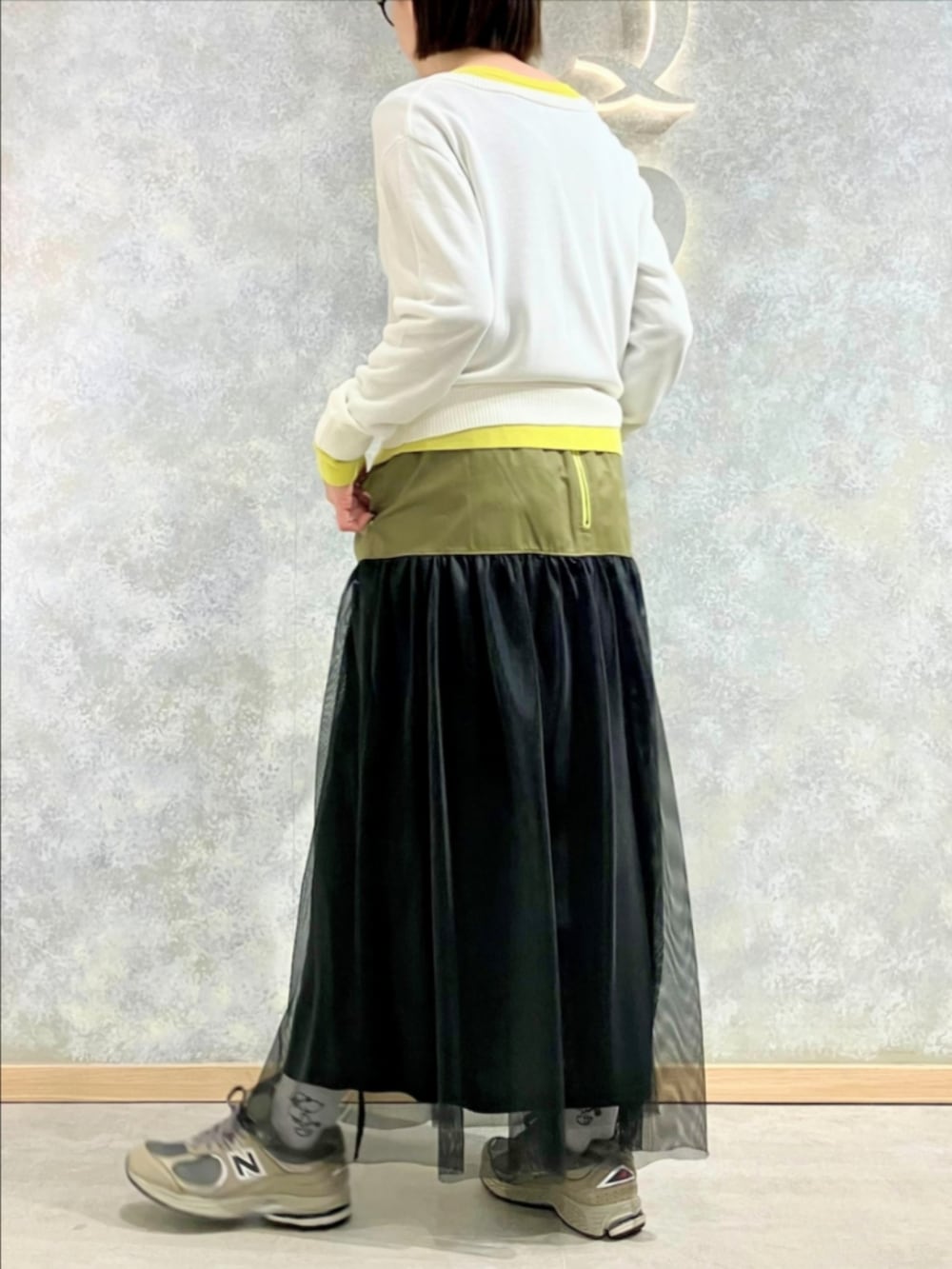 ブラック系のスカート、ホワイト系のカーディガン/ボレロを着用したレディースの春コーディネートの3枚目の写真