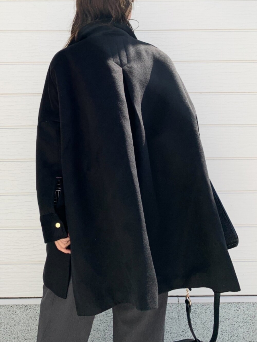 グレー系のその他パンツ、シルバー系のスニーカー、ブラック系のショルダーバッグを着用したレディースの秋コーディネートの4枚目の写真
