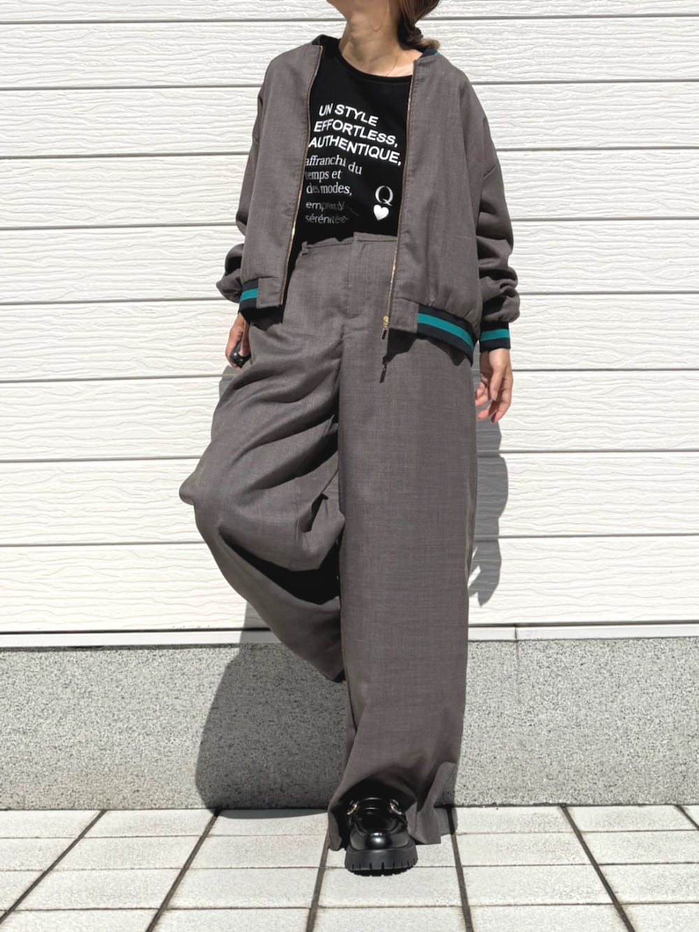 ブラウン系のその他パンツ、ブラウン系のブルゾンを着用したレディースの夏コーディネートの2枚目の写真