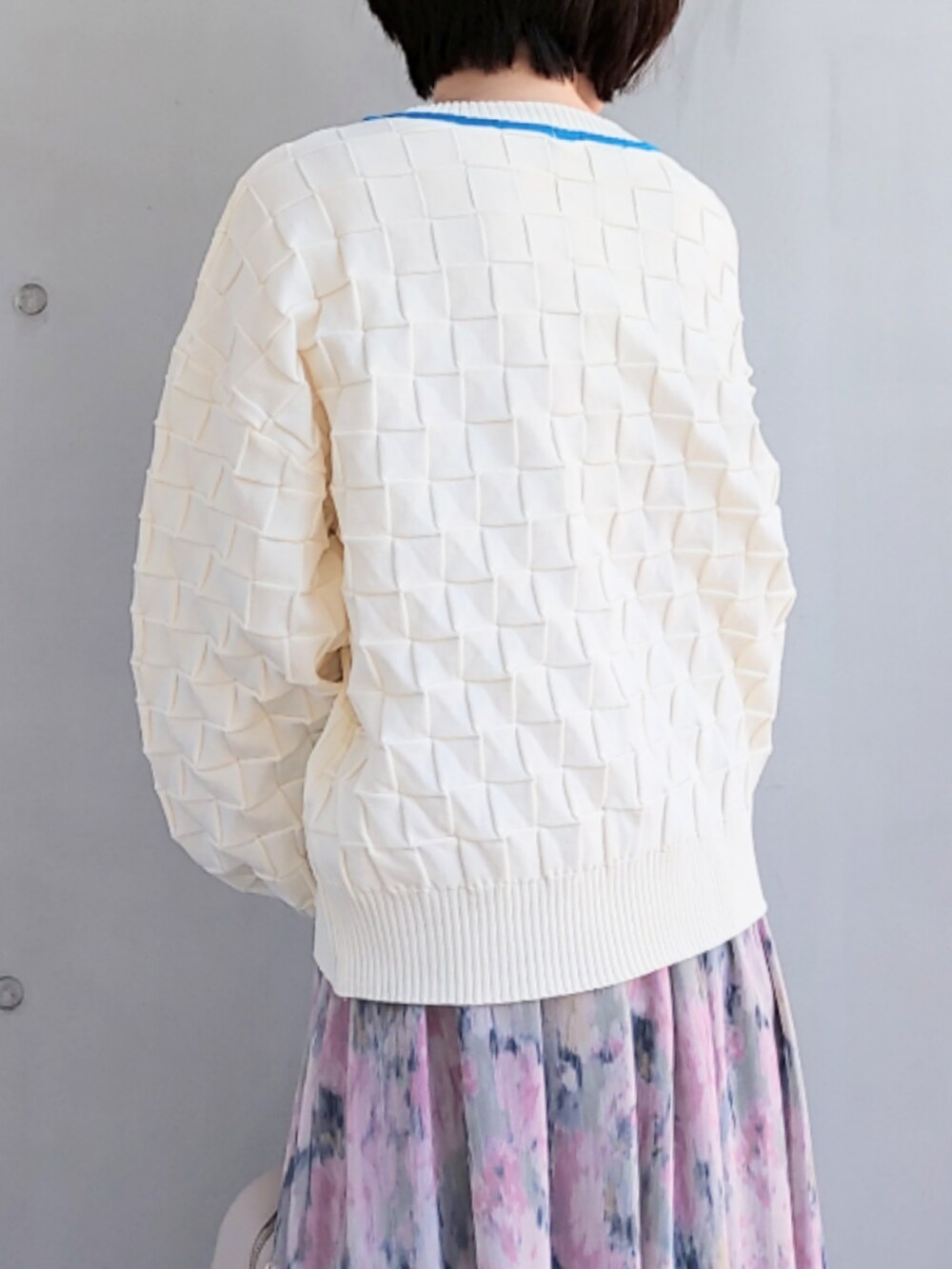 ホワイト系のボストンバッグ、ブルー系のスカート、ホワイト系のスニーカーを着用したレディースの冬コーディネートの4枚目の写真