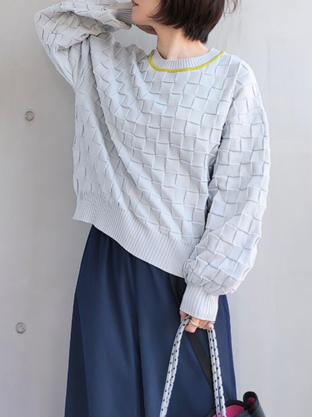 ブルー系のその他パンツ、ブルー系のトートバッグ、グレー系のニット/セーターを着用したレディースの冬コーディネートの4枚目の写真