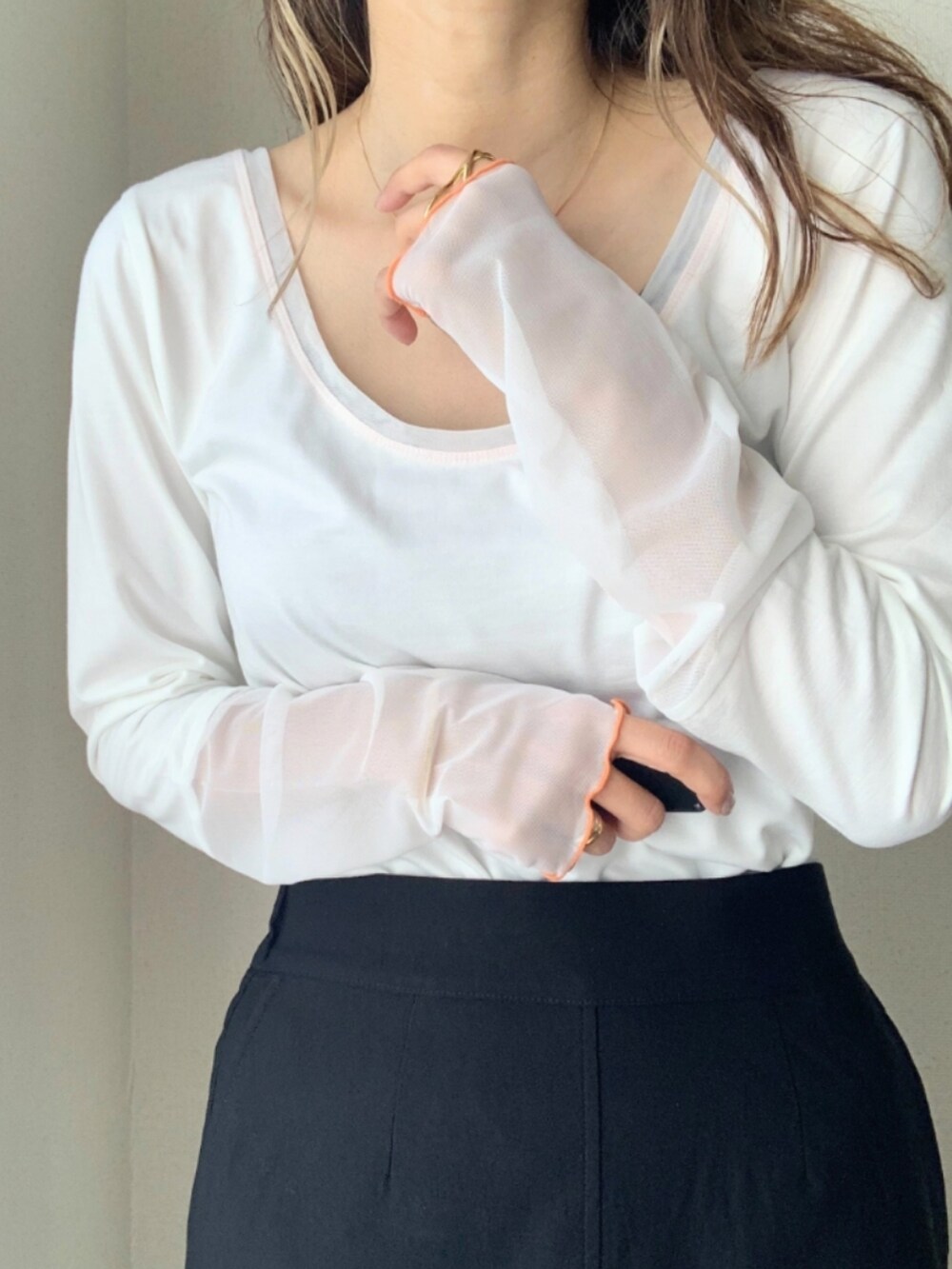 グレー系のニット/セーター、ホワイト系のスカート、ブラック系のトートバッグを着用したレディースの秋コーディネートの5枚目の写真