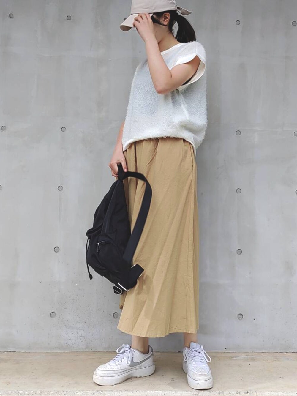 イエロー系のその他パンツ、ホワイト系のスニーカー、ブラック系のバックパック/リュックを着用したレディースの春コーディネートの2枚目の写真