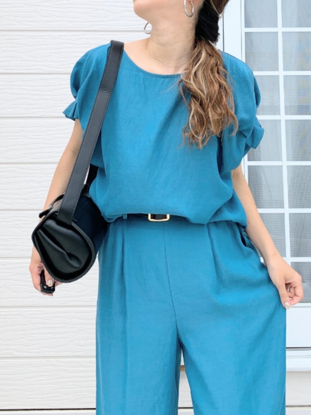 ブラック系のボディバッグ/ウエストポーチ、ブルー系のシャツ/ブラウス、ブルー系のその他パンツを着用したレディースの夏コーディネートの4枚目の写真