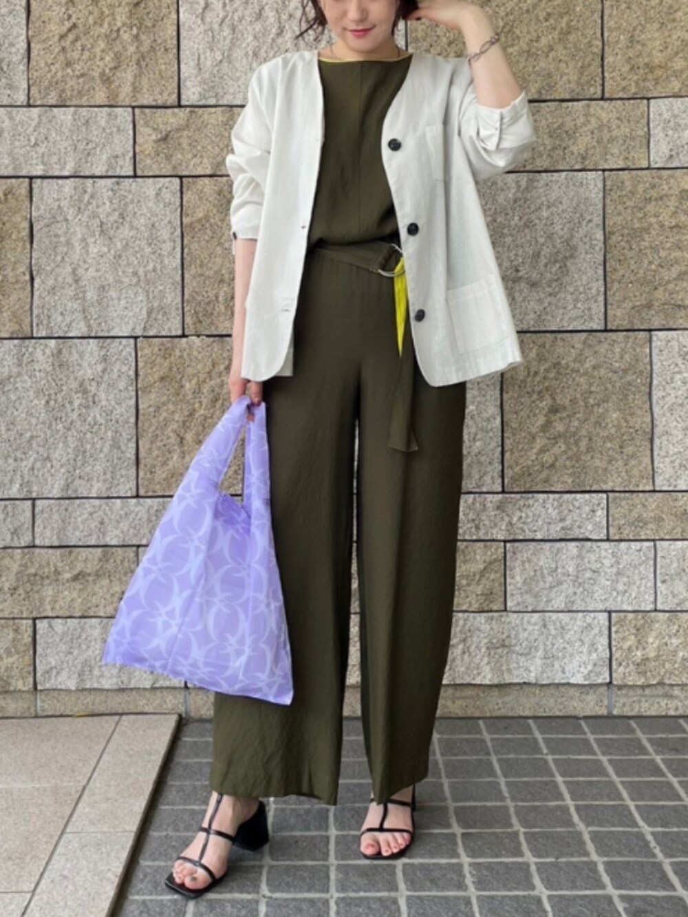 ホワイト系のノーカラージャケット、グリーン系のその他パンツ、パープル系のエコバッグ/サブバッグを着用したレディースの夏コーディネートの2枚目の写真