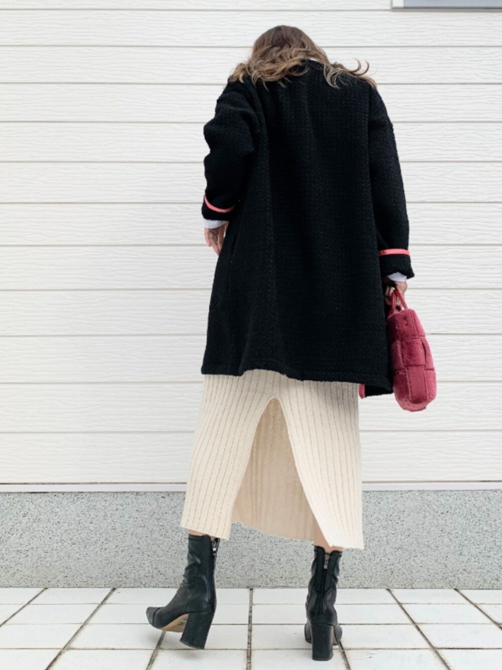 ホワイト系のスカート、ホワイト系のTシャツ/カットソー、レッド系のショルダーバッグを着用したレディースの秋コーディネートの3枚目の写真