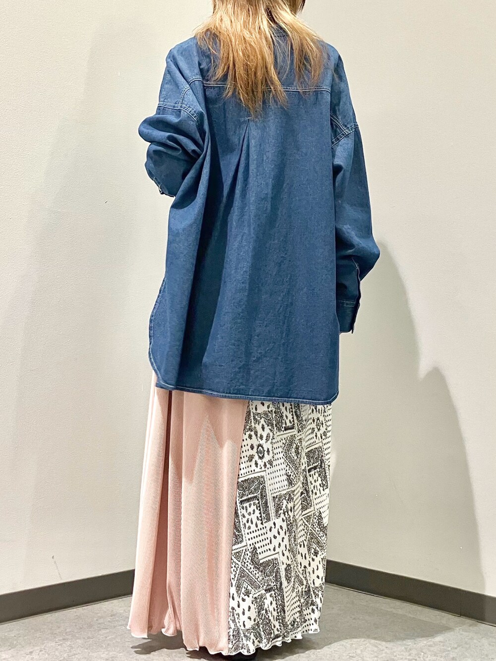 ブルー系のシャツ/ブラウス、ホワイト系のスカート、ベージュ系のタンクトップを着用したレディースの夏コーディネートの3枚目の写真