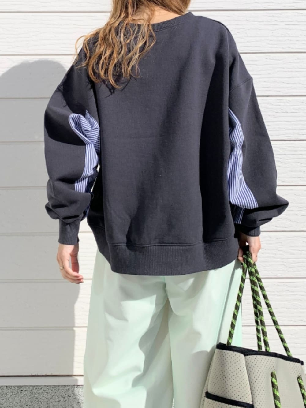 ベージュ系のその他パンツ、グレー系のトートバッグ、グレー系のスウェットを着用したレディースの冬コーディネートの5枚目の写真