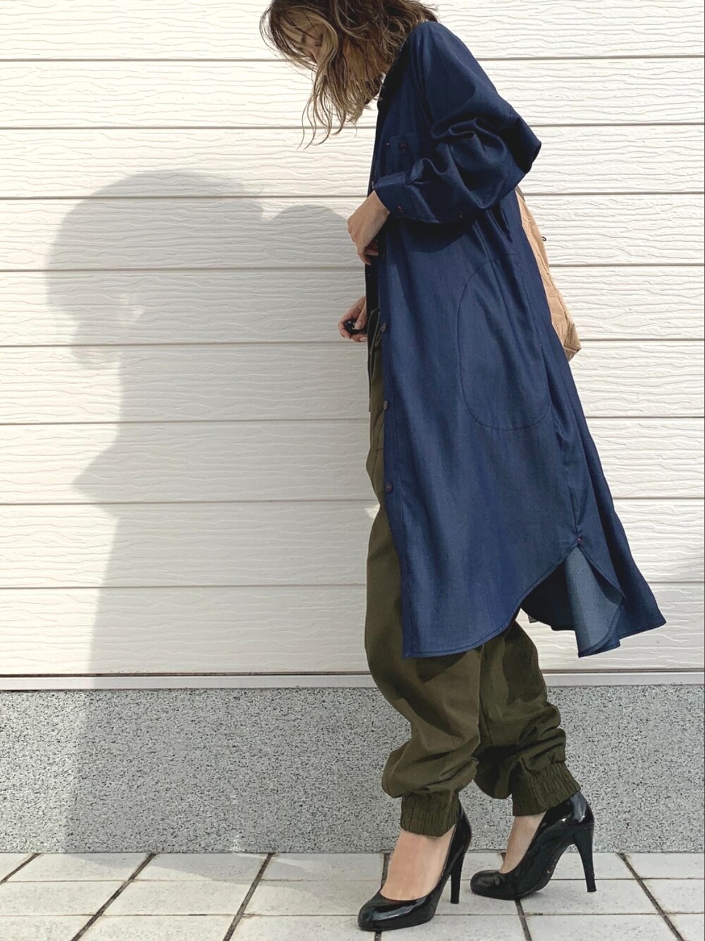 グリーン系のその他パンツ、ベージュ系のショルダーバッグ、ブルー系のシャツワンピースを着用したレディースの冬コーディネートの3枚目の写真