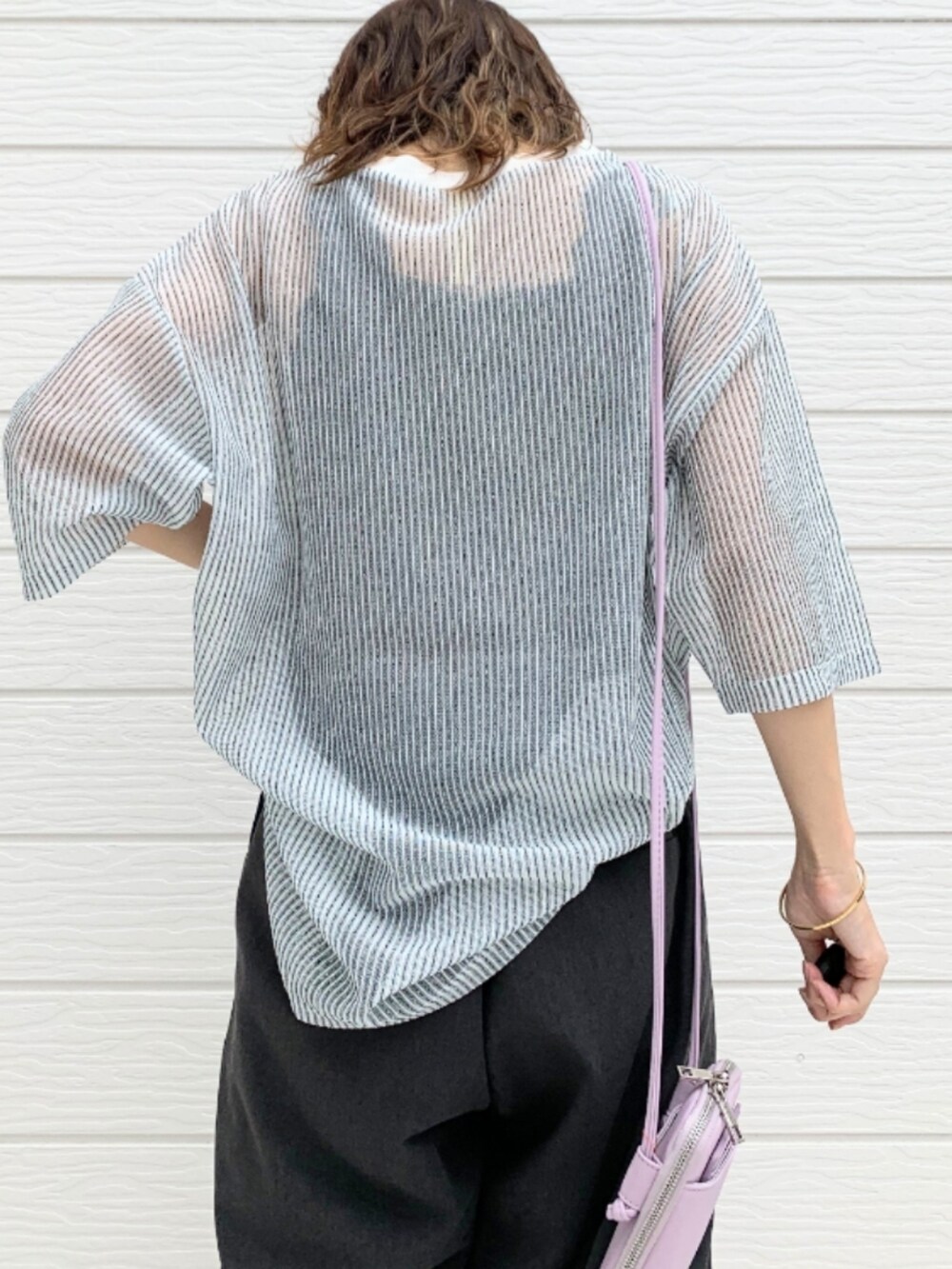 グレー系のその他パンツ、パープル系のショルダーバッグ、ホワイト系のTシャツ/カットソーを着用したレディースの夏コーディネートの4枚目の写真